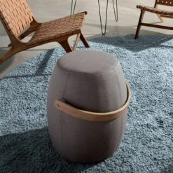 Fauteuils, poufs et repose-pieds Soldes -Fauteuils, poufs et repose-pieds Soldes pouf en tissu gris avec anse en cuir marron 1